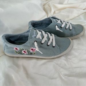Jellypop sneakers dusty blue w/ embroidered flowers size 8.5